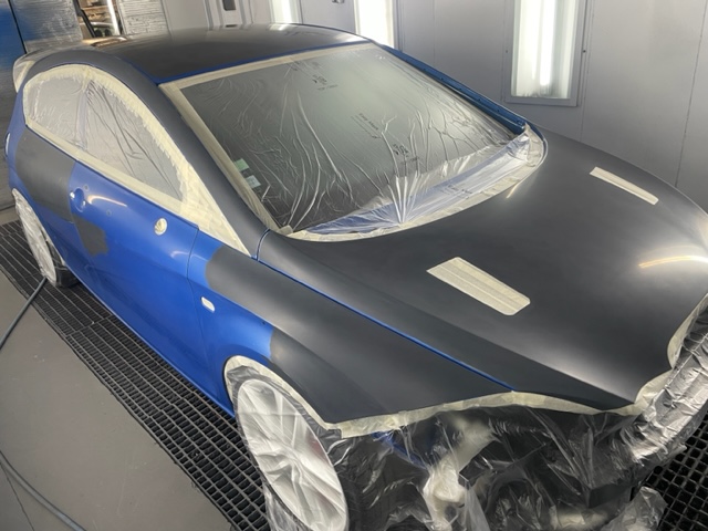 Travail de carrosserie-peinture en atelier