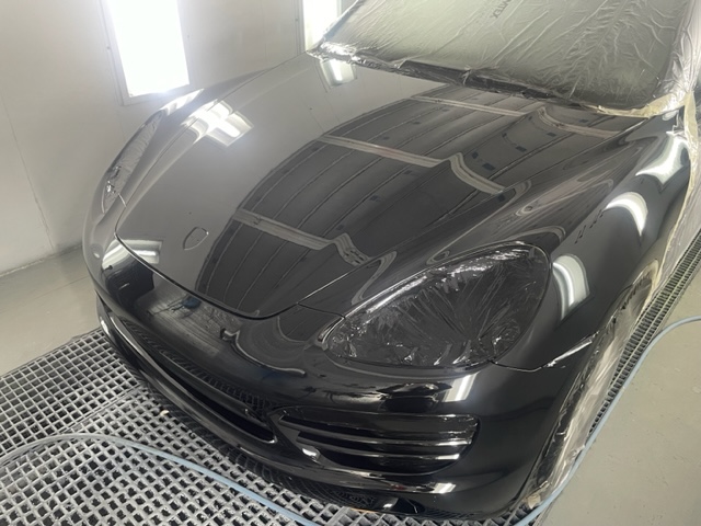 Carrosserie en cours de réparation à l'atelier