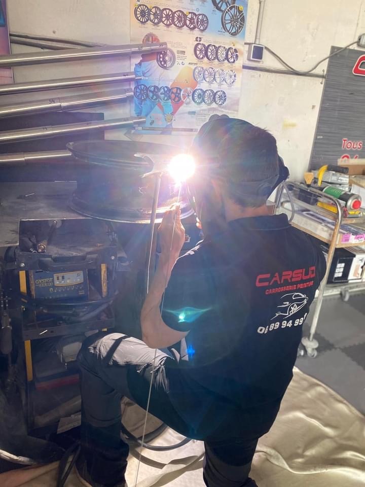 Voiture en réparation dans l'atelier Carsud